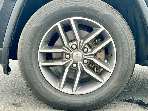 Used 2017 Jeep Grand Cherokee Limited image 19