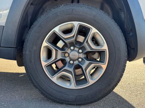 Used 2019 Jeep Cherokee Trailhawk w/ Cold Weather Group image 11