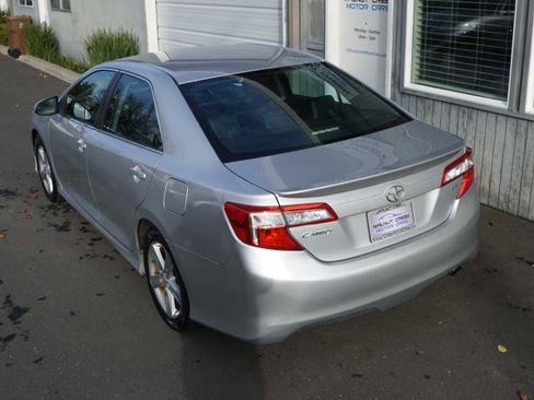 Used 2014 Toyota Camry SE image 17