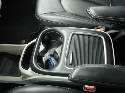 Certified 2023 Chrysler Pacifica Touring-L FWD image 35