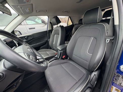 Used 2024 Hyundai Venue Limited FWD image 14