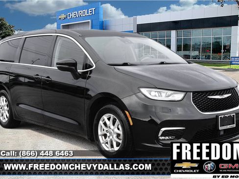 Used 2023 Chrysler Pacifica Touring-L FWD image 1