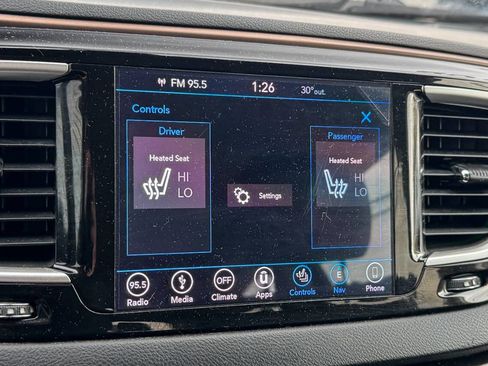 Used 2018 Chrysler Pacifica Touring-L image 28