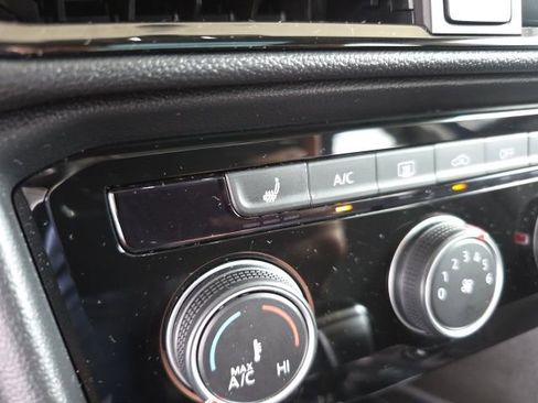 Used 2023 Volkswagen Taos SE w/ Panoramic Sunroof Package AWD/4WD image 31