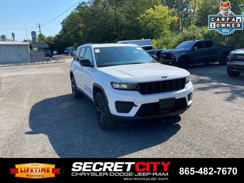 Used 2023 Jeep Grand Cherokee Altitude AWD/4WD image 3