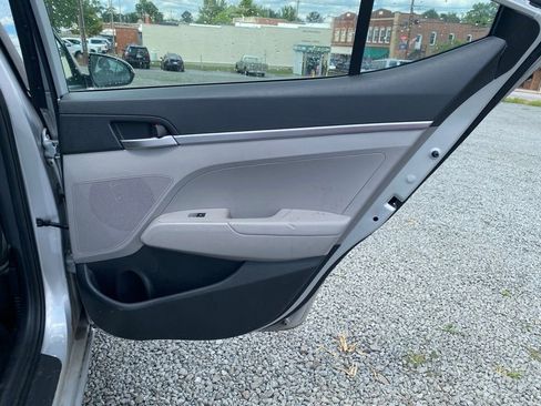 Used 2019 Hyundai Elantra SE FWD image 19