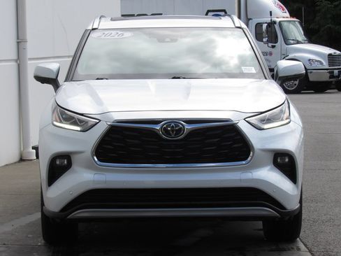 Used 2026 Toyota Highlander Limited AWD/4WD image 3
