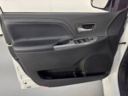 Used 2019 Toyota Sienna SE image 36