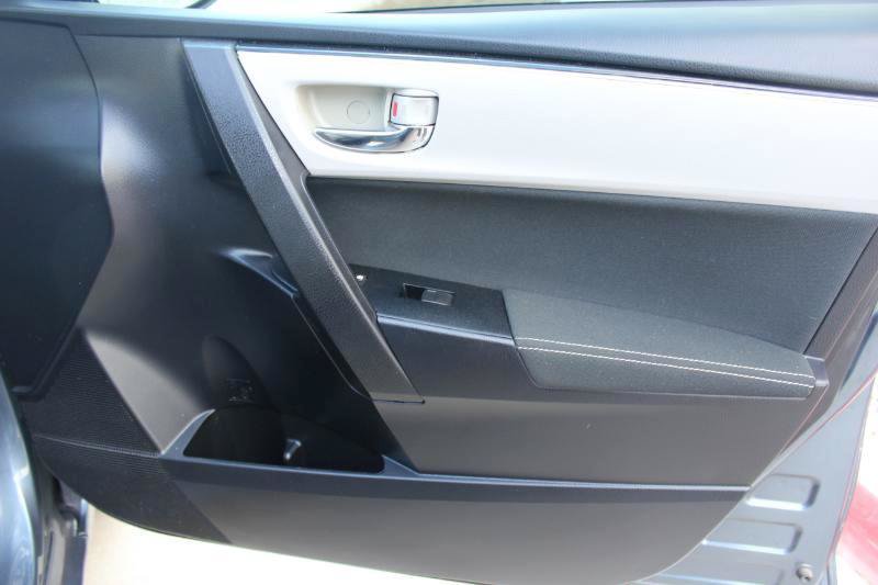 Used 2017 Toyota Corolla LE w/ Carpet Mat Package (TMS) FWD image 23