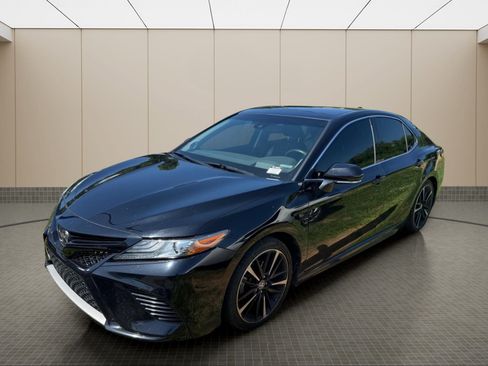 Used 2019 Toyota Camry XSE FWD image 2