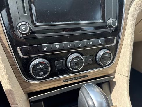 Used 2018 Volkswagen Passat 2.0T SE image 42