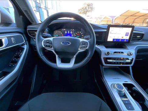 Used 2024 Ford Explorer XLT image 8