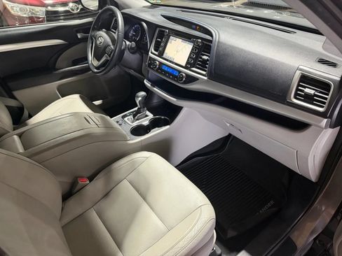 Used 2016 Toyota Highlander XLE AWD/4WD image 11