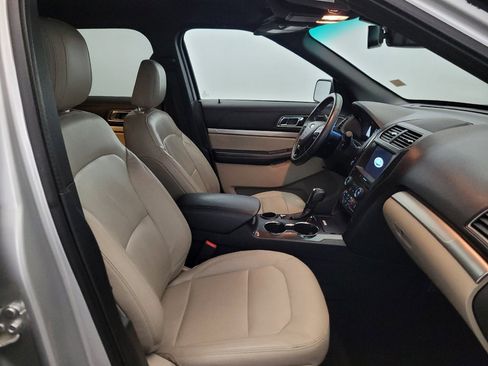 Used 2018 Ford Explorer XLT w/ Equipment Group 202A FWD image 21