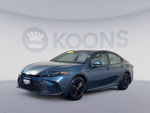 Used 2025 Toyota Camry SE w/ Convenience Package FWD image 1