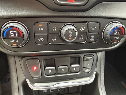Used 2021 GMC Terrain SLT w/ Elevation Edition FWD image 24