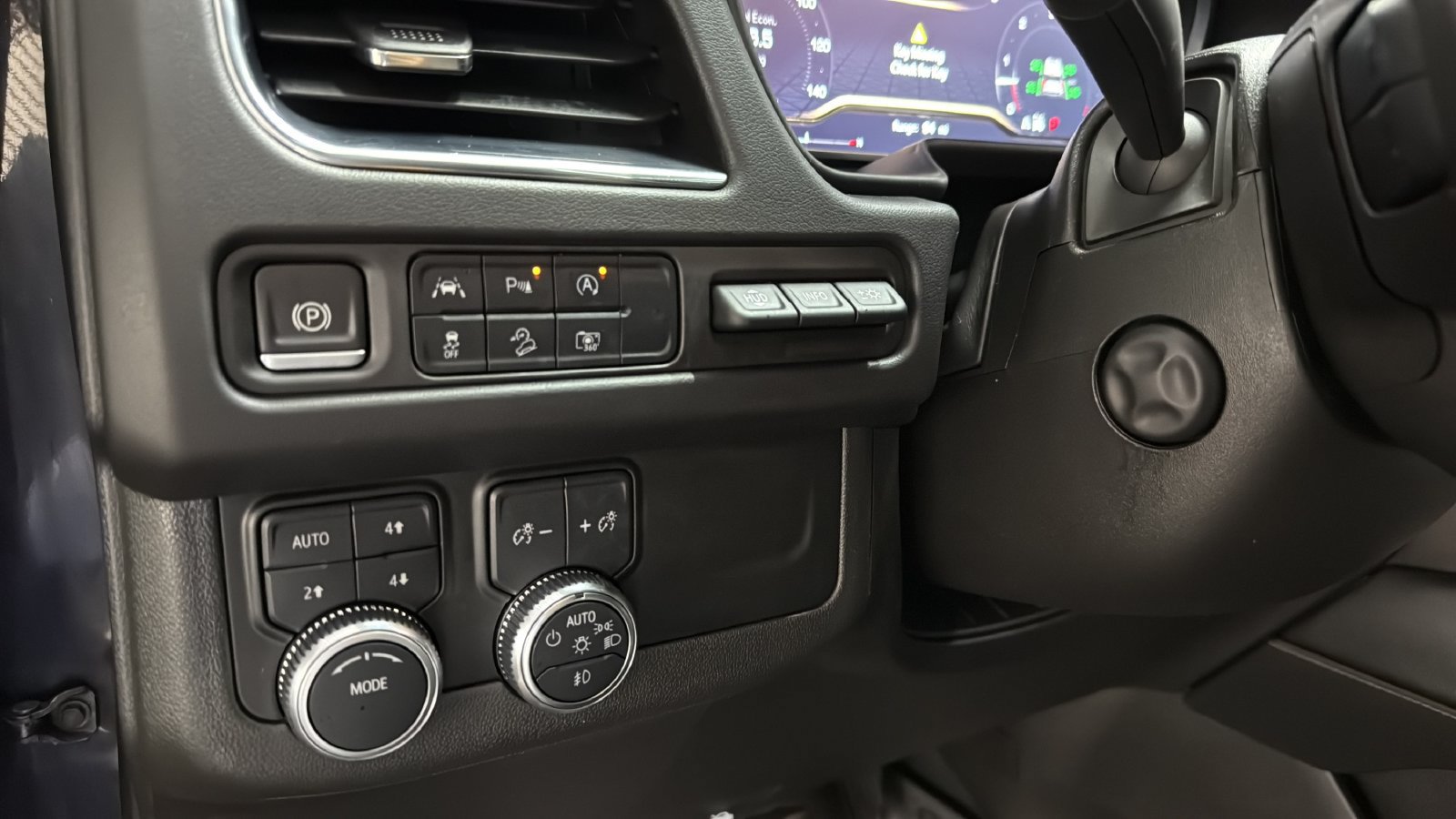 Used 2023 GMC Yukon AT4 w/ Technology Package AWD/4WD image 17
