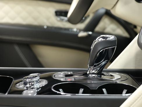 Used 2017 Bentley Bentayga AWD/4WD image 96