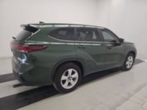 Used 2025 Toyota Highlander LE FWD image 4