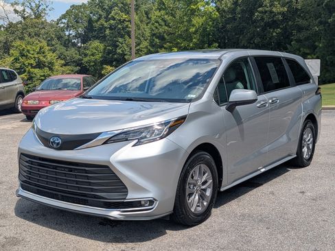 Used 2023 Toyota Sienna XLE FWD image 5