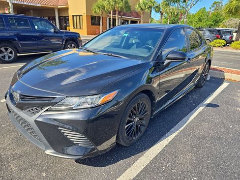 Used 2020 Toyota Camry SE image 1