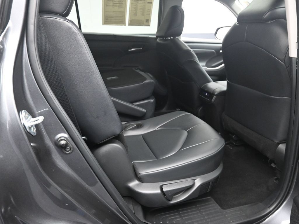 Used 2024 Toyota Highlander XLE FWD image 26