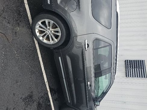 Used 2018 Ford Explorer Limited AWD/4WD image 3