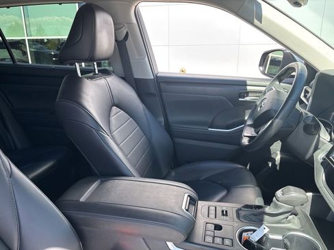 Used 2024 Toyota Highlander XLE AWD/4WD image 13