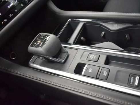 Used 2024 Nissan Pathfinder SV FWD image 34