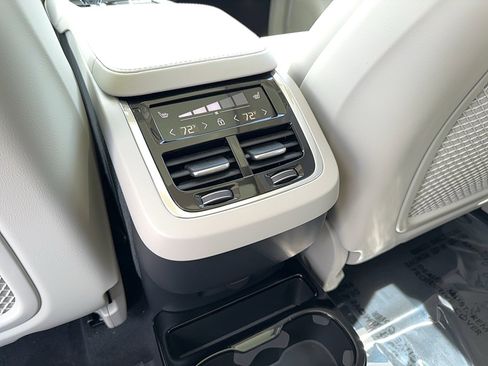 Certified 2024 Volvo XC90 B6 Ultimate w/ Lounge Package image 18