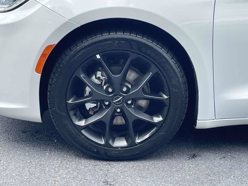 Certified 2025 Chrysler Pacifica Limited FWD image 12