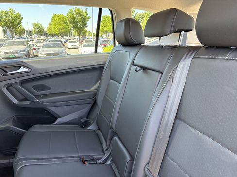 Used 2018 Volkswagen Tiguan SE FWD image 32