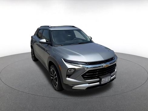 Used 2025 Chevrolet TrailBlazer LT FWD image 3