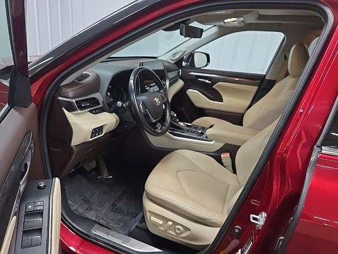 Used 2021 Toyota Highlander Platinum image 29