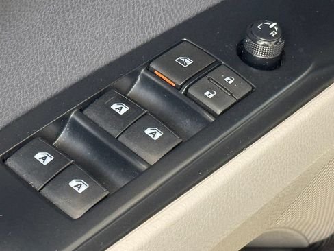 Used 2019 Toyota Camry SE w/ Convenience Package FWD image 11
