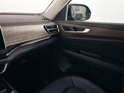 Used 2025 Volkswagen Atlas SEL image 36