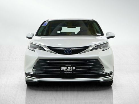 New 2024 Toyota Sienna Limited image 9