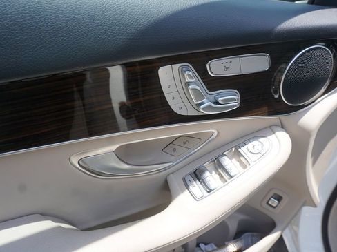 Used 2021 Mercedes-Benz GLC 300 image 4