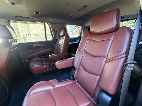 Used 2019 Cadillac Escalade Luxury AWD/4WD image 23