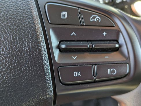 Used 2025 Hyundai Venue SEL FWD image 19