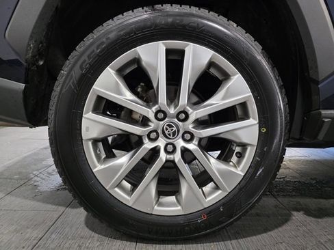Used 2022 Toyota RAV4 XLE Premium image 25