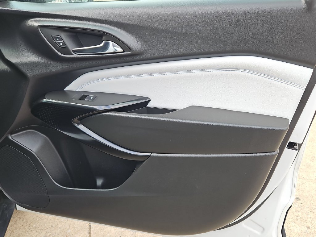 Used 2025 Chevrolet Trax LT w/ LT Convenience Package FWD image 33