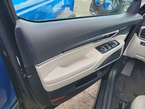 Used 2025 Kia Telluride S FWD image 11