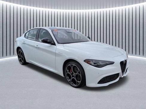 Used 2024 Alfa Romeo Giulia Veloce AWD/4WD image 2