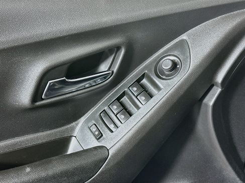 Used 2020 Chevrolet Trax LS FWD image 21