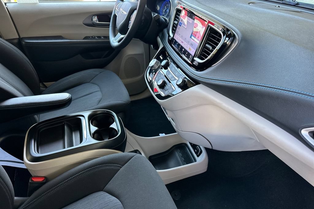 Used 2021 Chrysler Pacifica Touring FWD image 17
