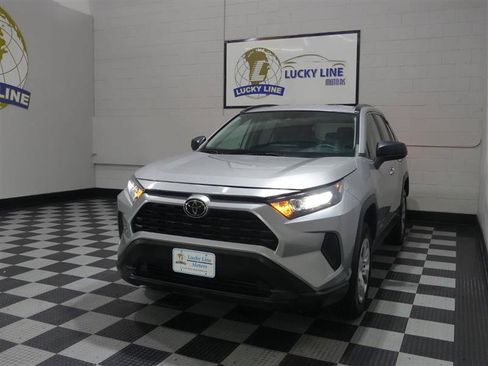 Used 2021 Toyota RAV4 LE FWD image 4