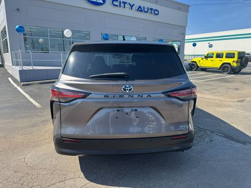 Used 2022 Toyota Sienna XLE FWD image 5