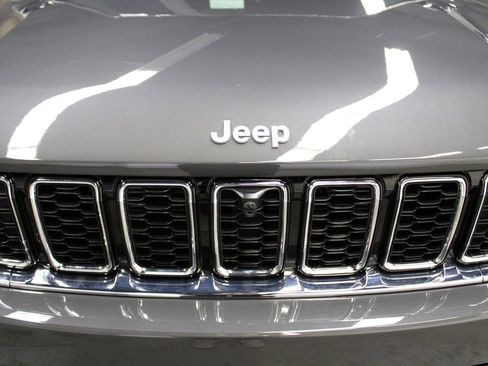 New 2025 Jeep Grand Cherokee Limited w/ Luxury Tech Group II image 36