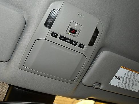 Used 2023 Toyota Highlander LE AWD/4WD image 27